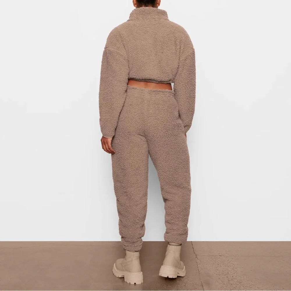 SKIMS Teddy Jogger Pants - Picture 6 of 7